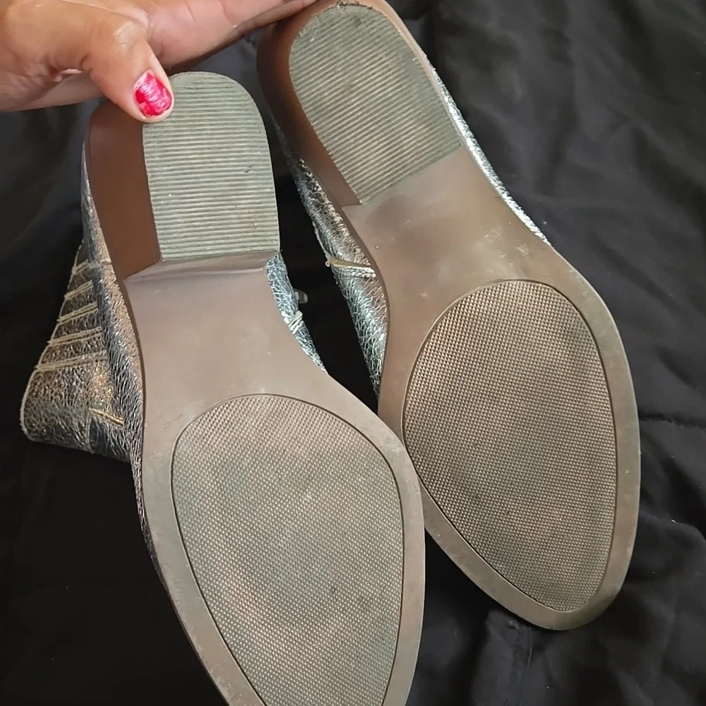 SO Silver Ankle Booties with Metallic Finish